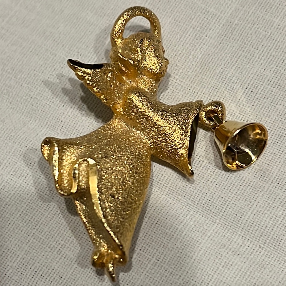 Vintage Robyn Rush Angel w/Halo Pin Brooch Dangling Bell Gold Tone - 1 1/8” tall
